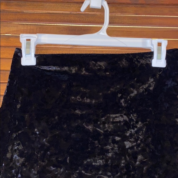 Black crushed velvet skirt - Picture 2 of 2